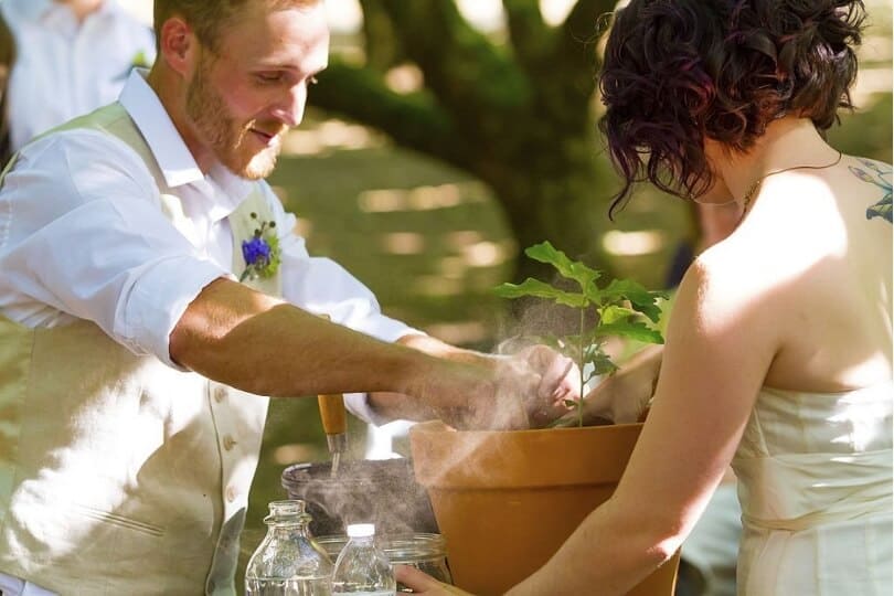 Samen de liefde vieren.We kregen een appelboom cadeau om onze liefde te vereeuwigen. Het was een prachtig moment en een bijzondere plek om naar terug te keren.- Tim en Sabine